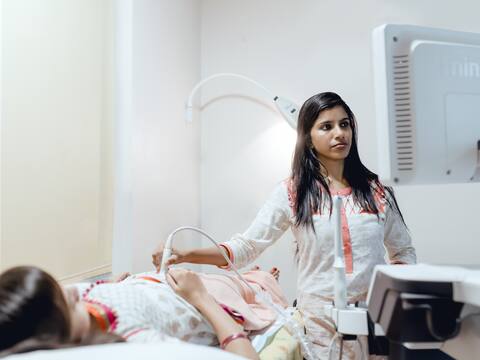ஜனனம் கருவுறுதல் மையத்தில் ஒரு follicle கண்காணிப்பு ஸ்கேன் நடந்துகொண்டிருக்கிறது; ஸ்கேன் செய்யும்போது மருத்துவர் திரையைப் பார்க்கிறார்