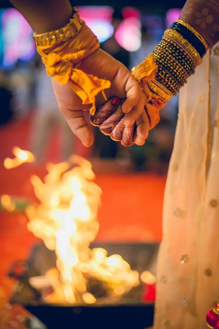 எழுத்து வடிவில் ஒரு சிகிச்சைத் திட்டத்தைப் படித்துக் கொண்டிருக்கும் ஒரு பெண்ணின் விளக்கப்படம், சோபாவில்
