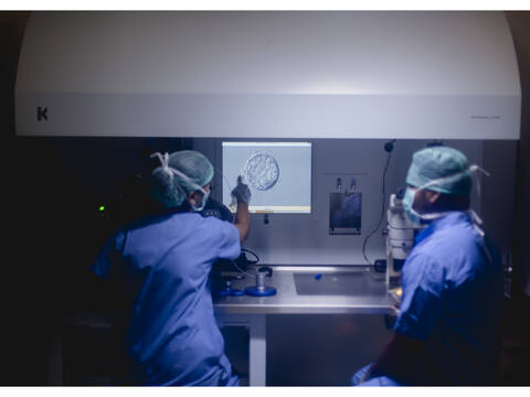 சென்னை நீலாங்கரை மருத்துவமனையின் IVF ஆய்வகத்தில் கையுறைகளுடன் நுண்ணோக்கியில் பணியாற்றும் ஜனனம் embryologist